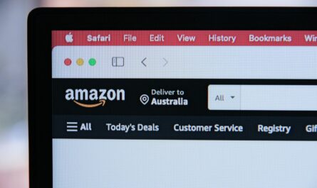 un écran d'ordinateur avec le logo Amazon dessus