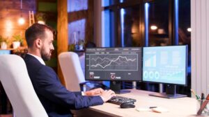 Un homme observe un graphique boursier complexe sur un écran, une tâche où Galileo AI pourrait assister à l'interprétation des données