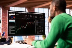 Homme d'affaires analysant des graphiques financiers sur plusieurs écrans, possiblement générés ou analysés avec Galileo AI