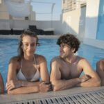 Amis dans une piscine