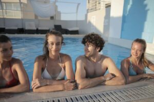 Amis dans une piscine