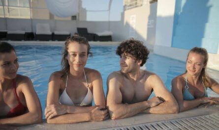 Amis dans une piscine