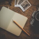 Carnet, crayon, appareil photo, photos, carte