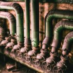 Tuyaux et vannes dans une usine
