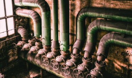 Tuyaux et vannes dans une usine