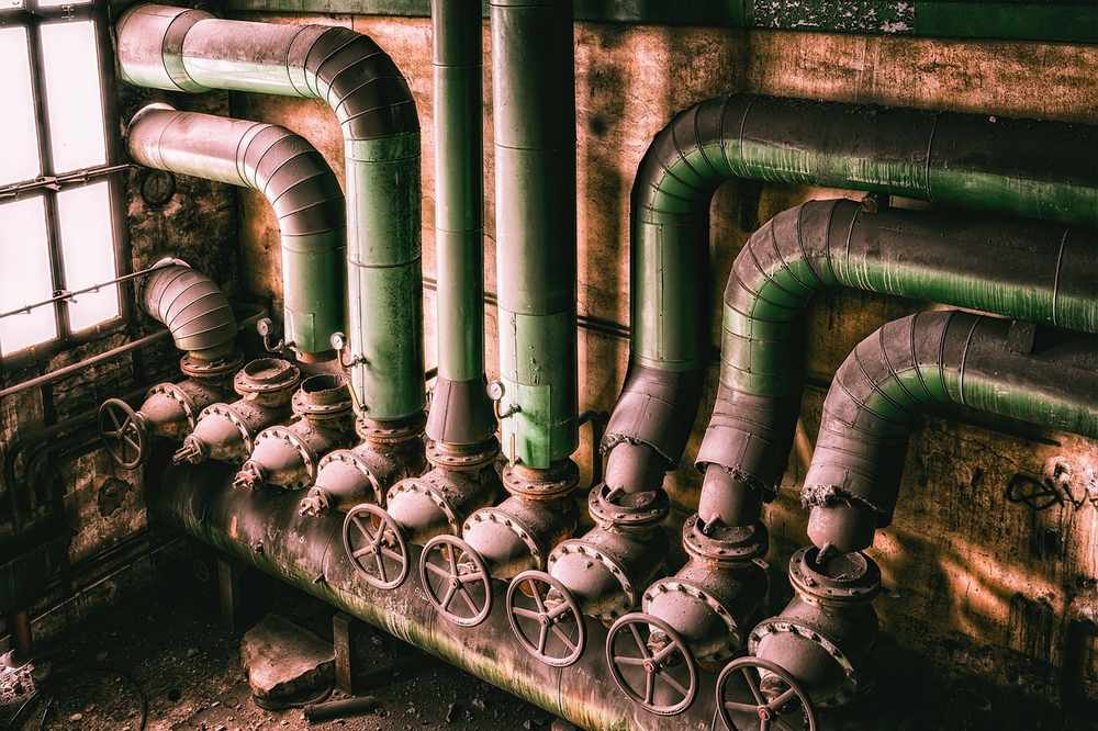 Tuyaux et vannes dans une usine