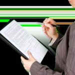 Une femme en costume examine un document dans un dossier