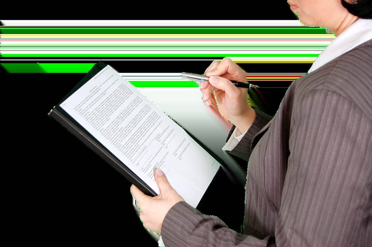 Une femme en costume examine un document dans un dossier