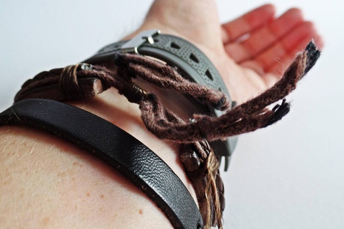 Main avec bracelets, sur fond blanc