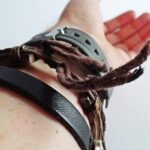 Main avec bracelets, sur fond blanc