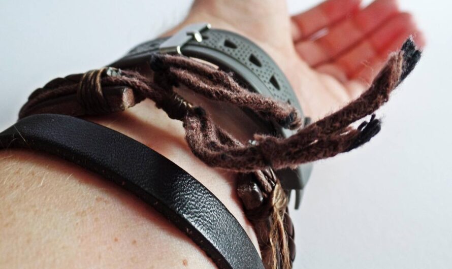 Bracelet viking en cuir détendu : le resserrer à froid
